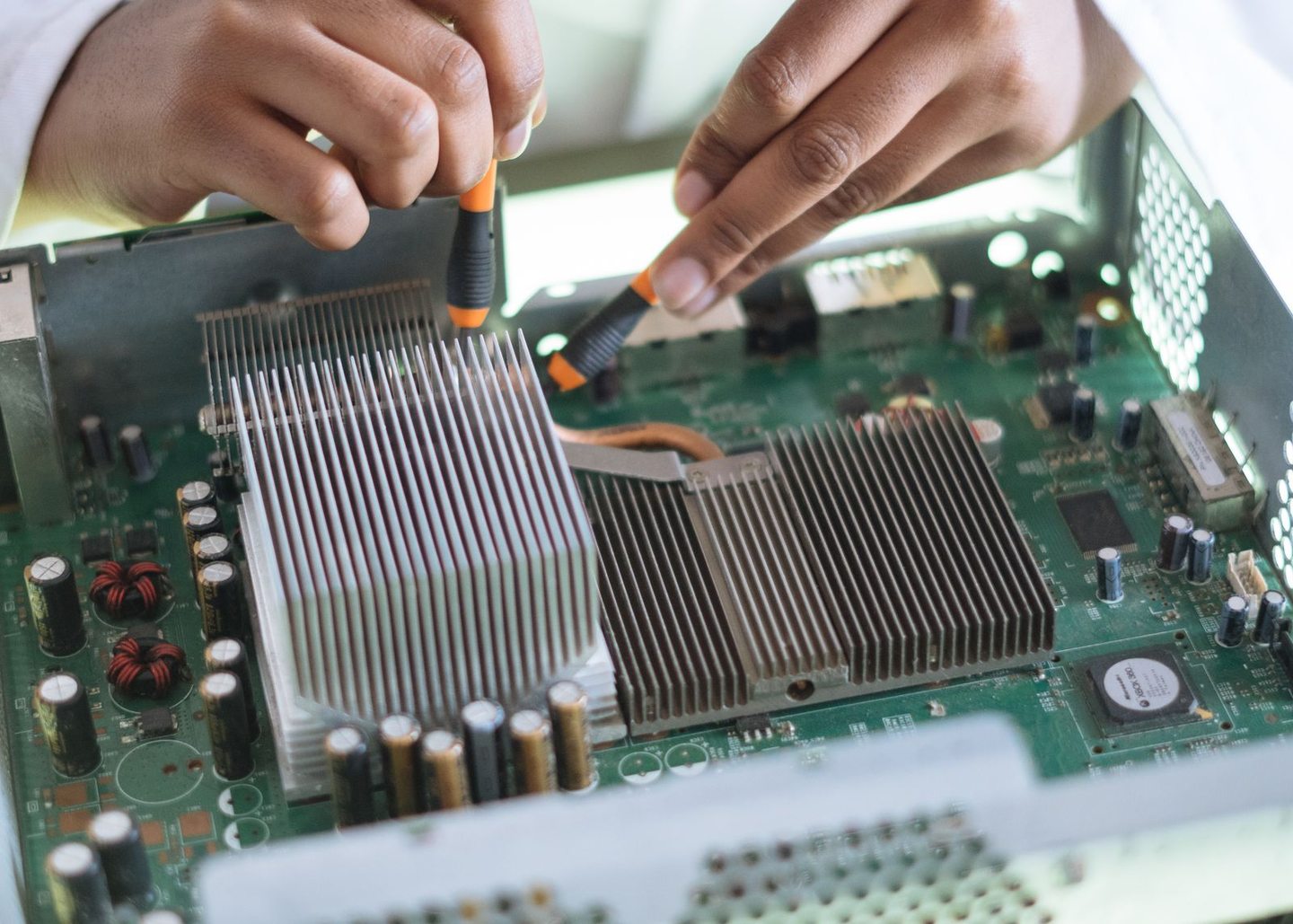 Hände bei der Wartung von Computerkomponenten