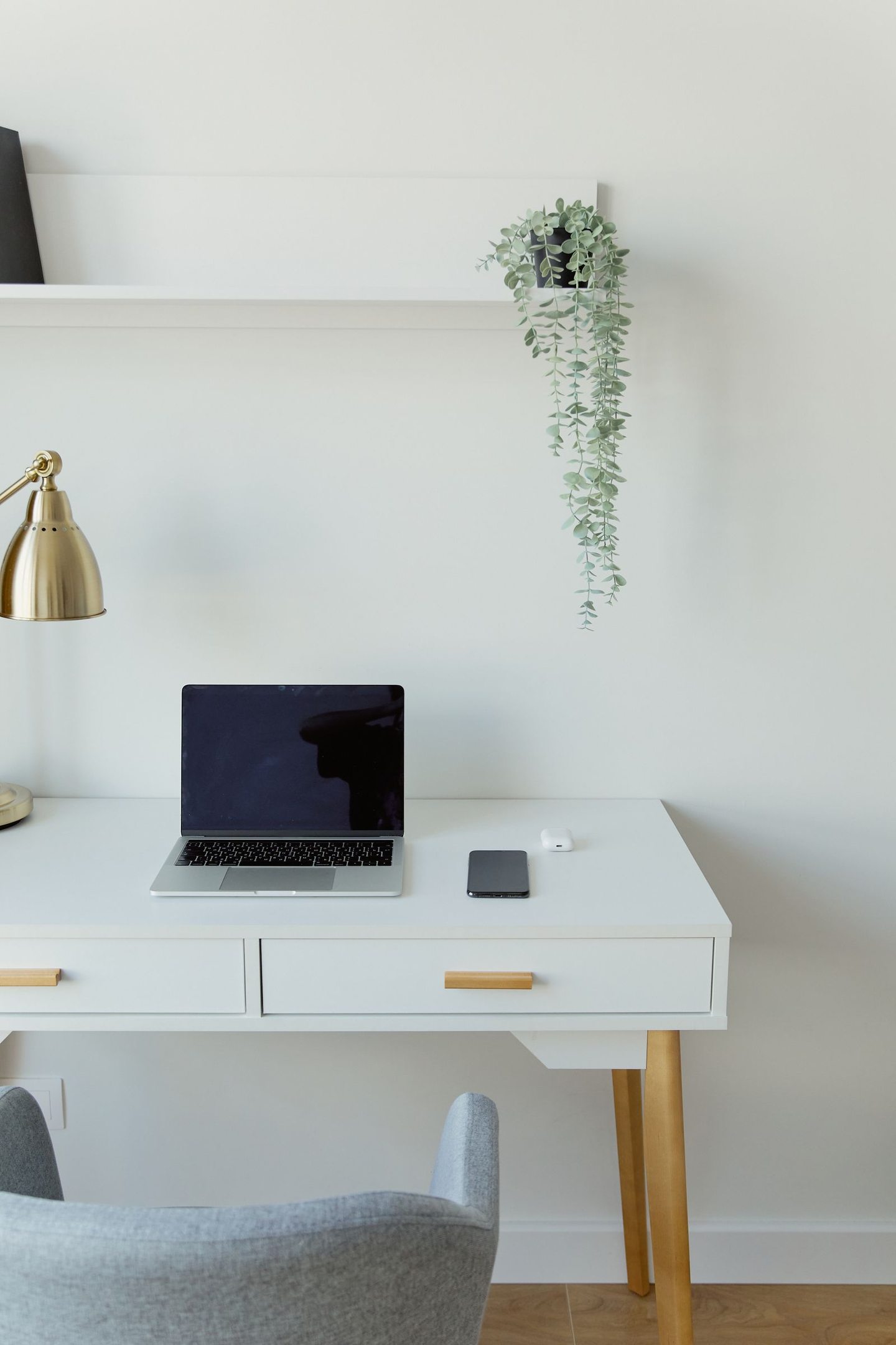 Heller Schreibtisch mit Notebook und Smartphone