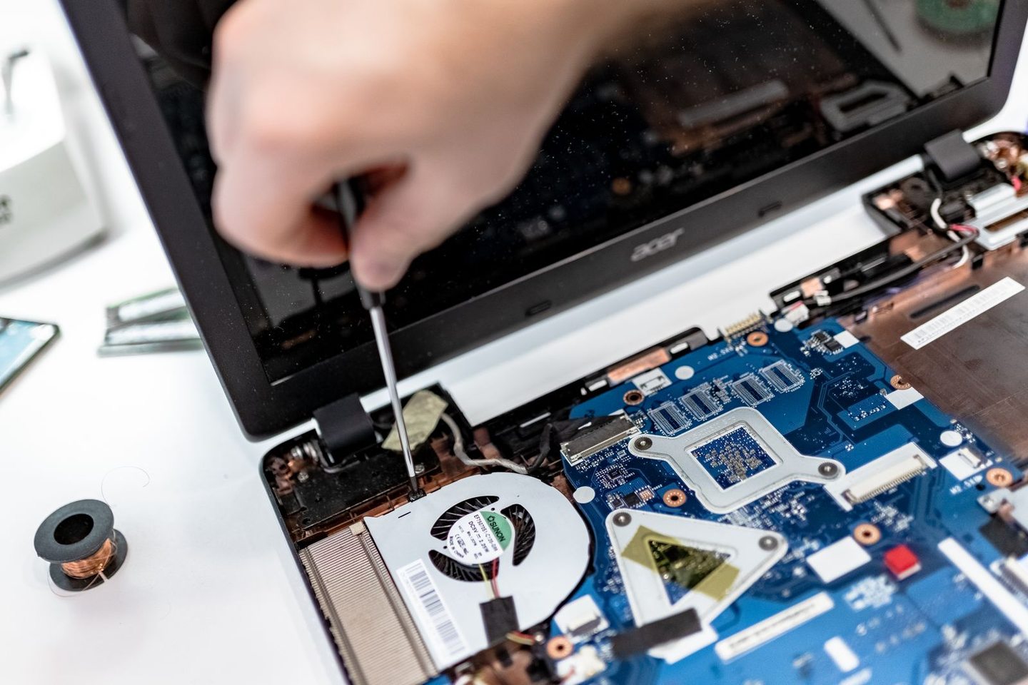 Geöffnetes Notebook bei einer Hardware-Reparatur
