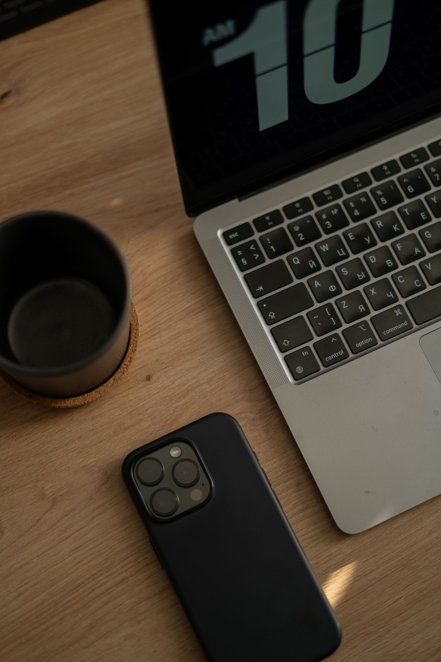 Notebook und Smartphone auf einem Schreibtisch